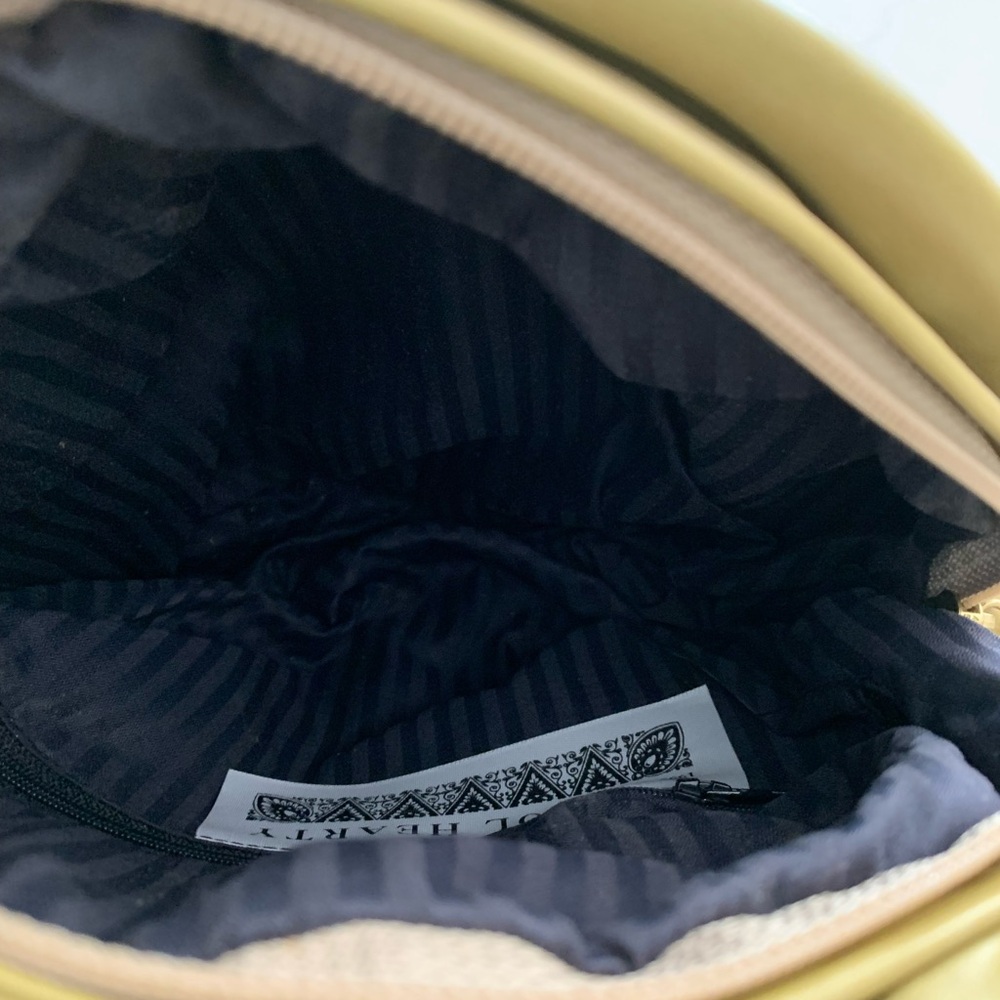 Vintage Carol Hearty Escargot Leather crossbody bag with intricate detail. - Picture 11 of 15